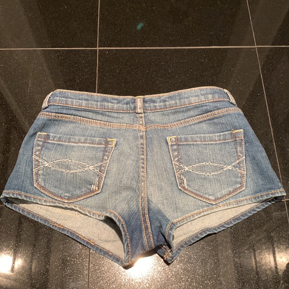 Low-cut shorts - Picture 2 of 10